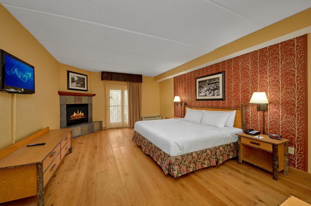 Bearskin Lodge On The River ガトリンバーグ エクステリア 写真